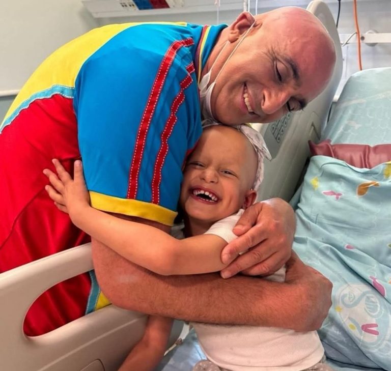 השבוע נפטרה הילדה טנא רחל חיה ממחלה קשה אחד האנשים שהגיעו לשמח אותה היה יובל המבולבל